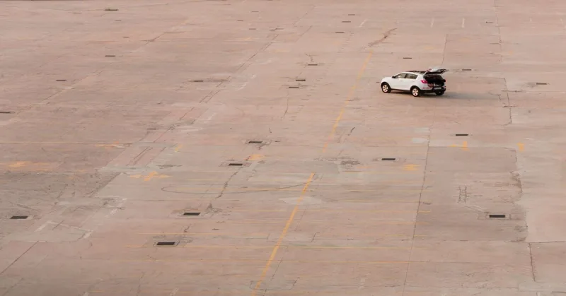 Parking avec voitures détectées dans des cadres