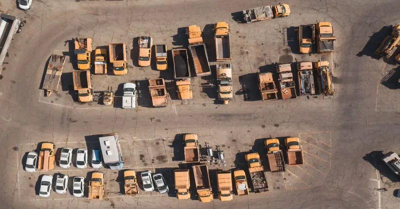 Vue aérienne d’un parking sans marquage