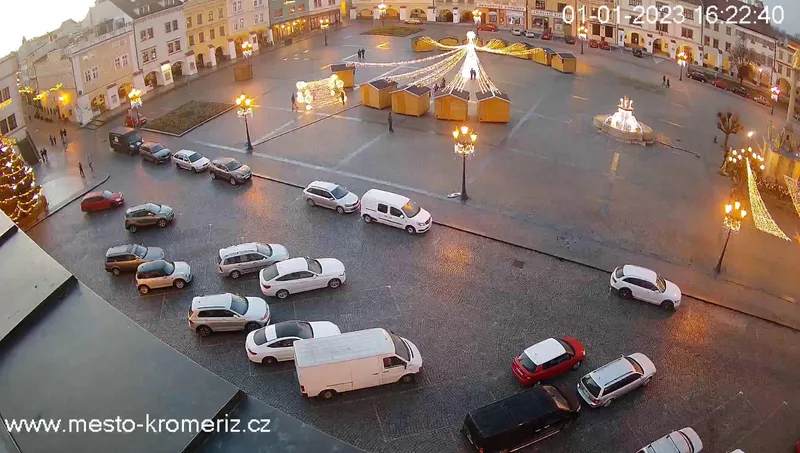 Surová snímka z kamery na Veľkom námestí v Kroměříži so zaparkovanými autami