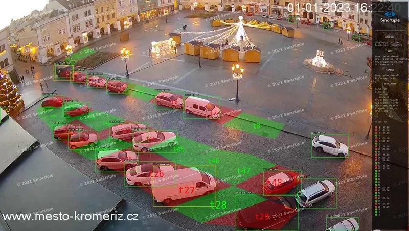 Tá istá snímka s detegovanými vozidlami v rámčekoch a každým miestom vyfarbeným zelenou (voľné) alebo červenou (obsadené)