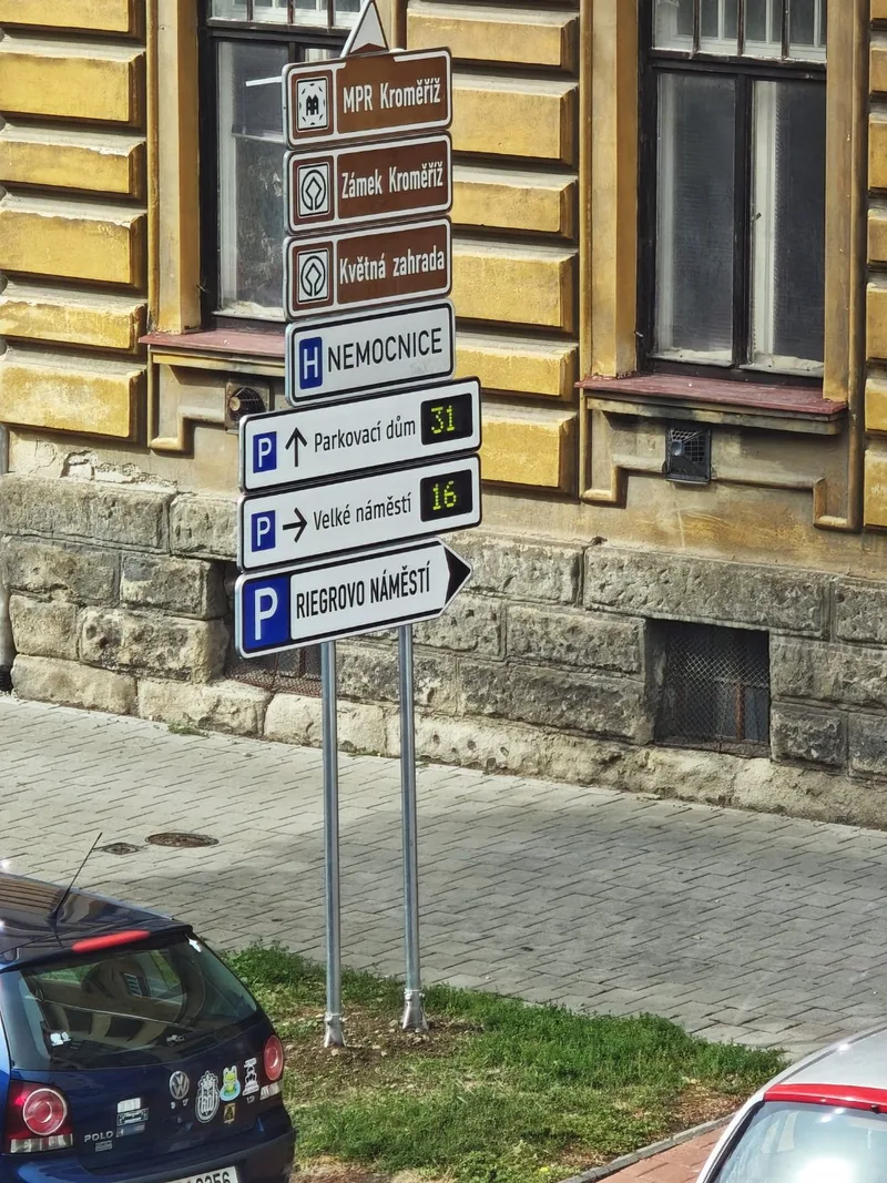 Navigačná tabuľa v Kroměříži s LED počtami voľných miest na Veľkom námestí a v parkovacom dome