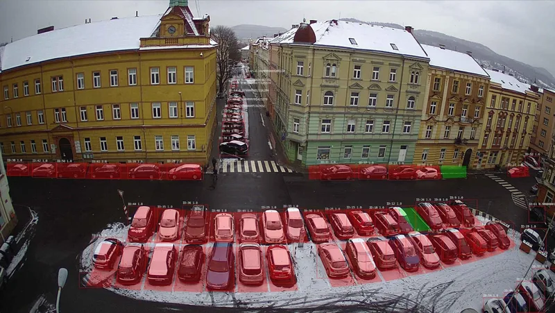 Parkovisko po snežení s detegovanými vozidlami a vyhodnoteným každým miestom